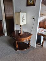 "Antiker" Beistelltisch aus Holz mit Lampe