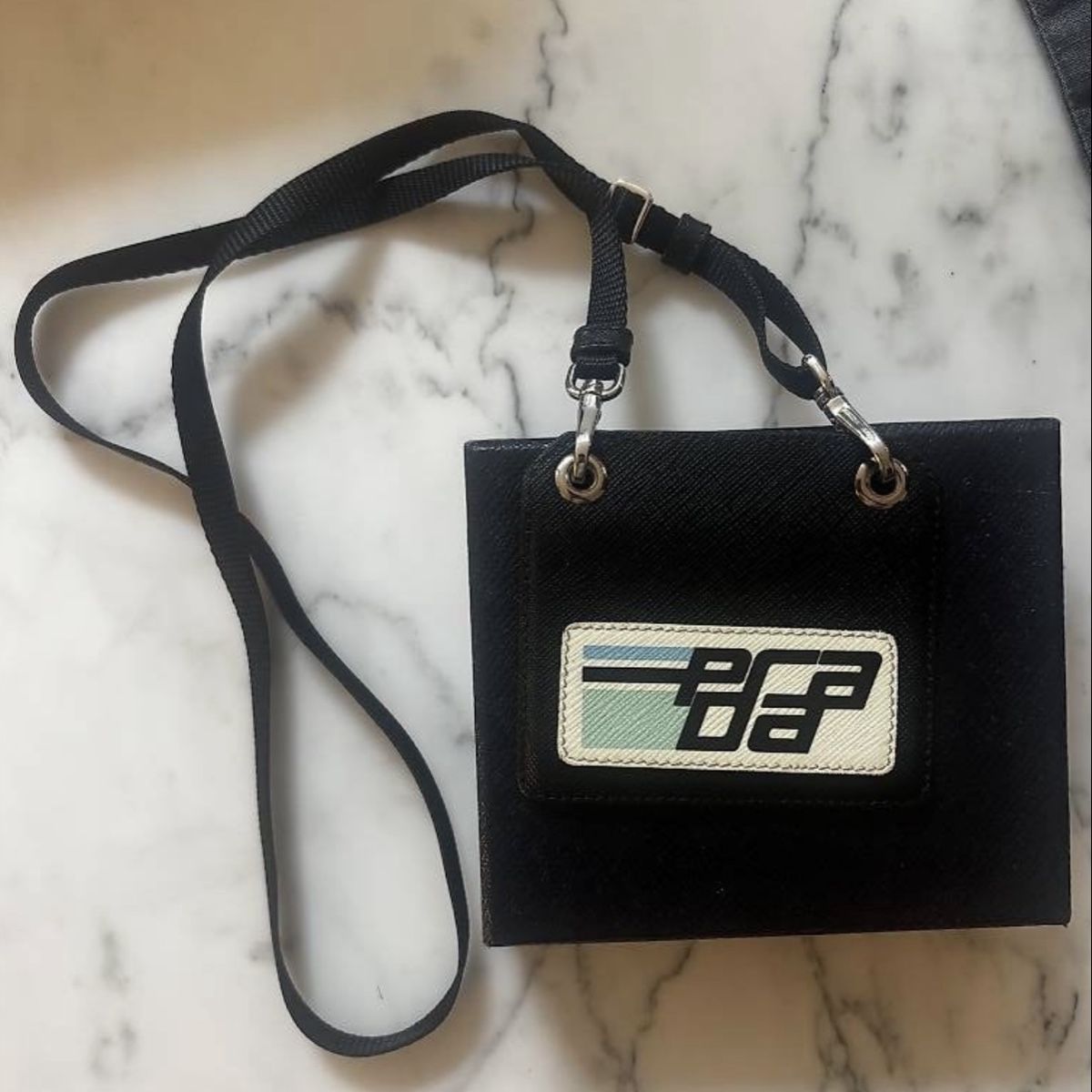 Prada Altro in  Abbigliamento & Accessori: Prada Kartenetui Neck Wallet Saffiano Leder Schwarz – Nuovo (secondo la descrizione) da Zürich venduto da Recode.Fashion 5