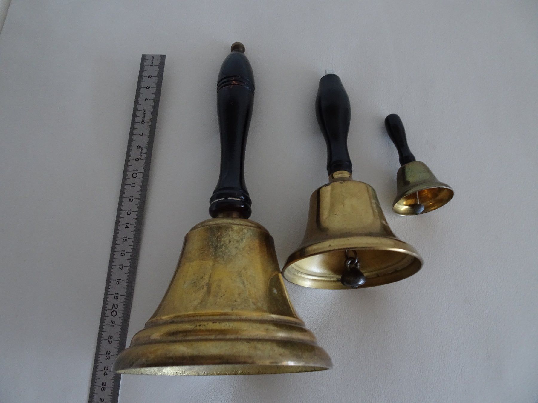 Campanacci mucche: 3 antike Messing Handglocken – Usato da Vitznau venduto da Mina60 2