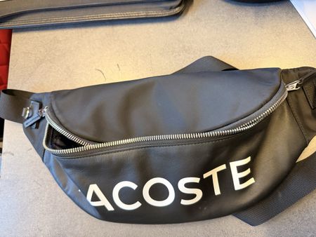 Sac banane Lacoste noir matière synthétique bon état