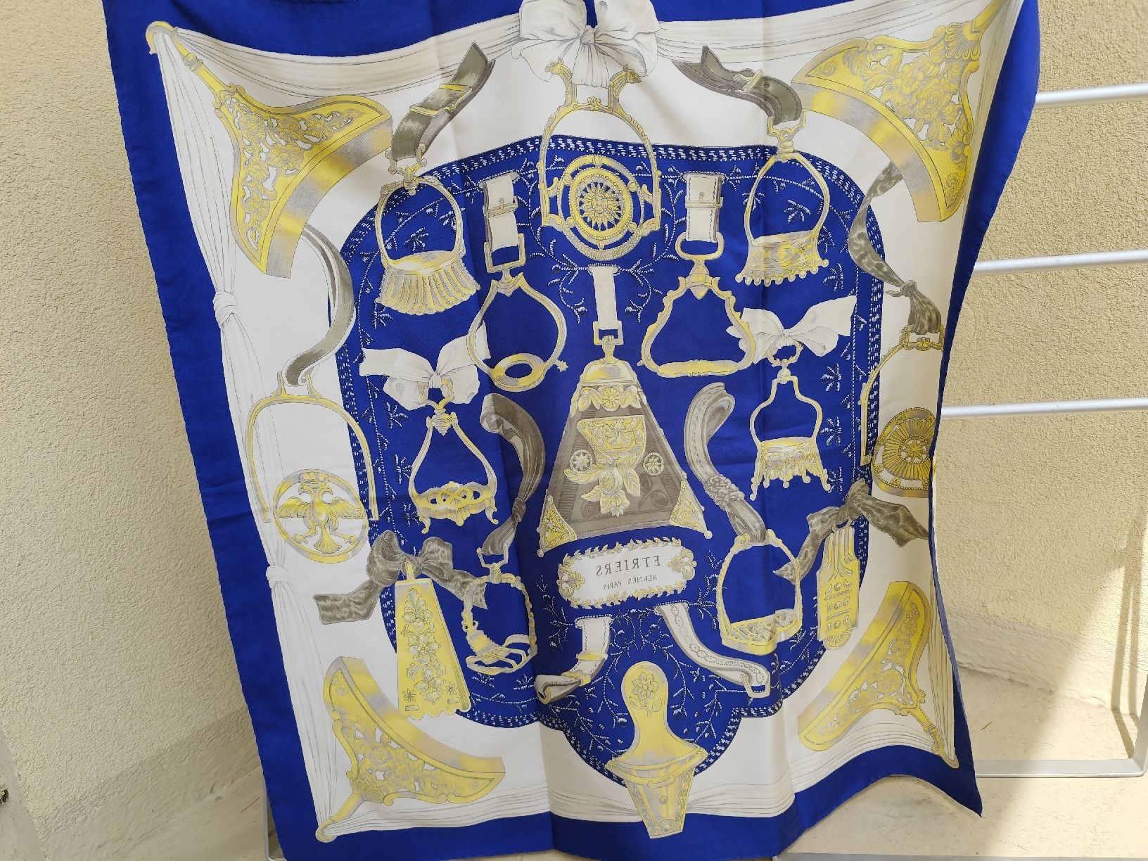 Hermès Foulard & Sciarpe: Carré Hermès bleu et doré – Usato da Montreux venduto da prl_z2lr 5