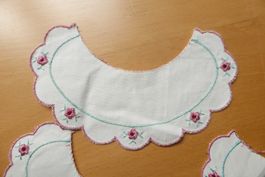 Alte Kinderkragen Besatz mit Blumen bestickt - Puppenkleider