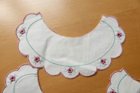 Alte Kinderkragen Besatz mit Blumen bestickt - Puppenkleider
