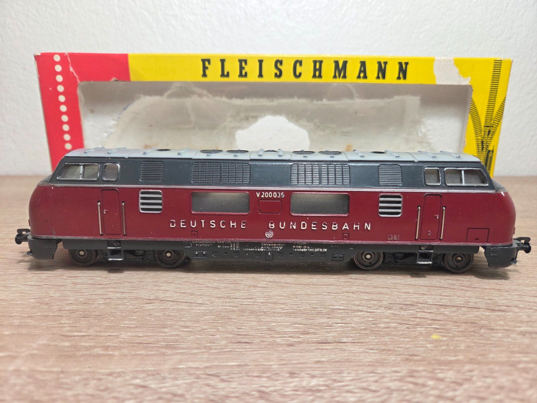 Fleischmann Modellini di ferrovie: Fleischmann 1385 Diesellok V200 DB H0 – Usato da St-Aubin-Sauges venduto da Lo_Go 1