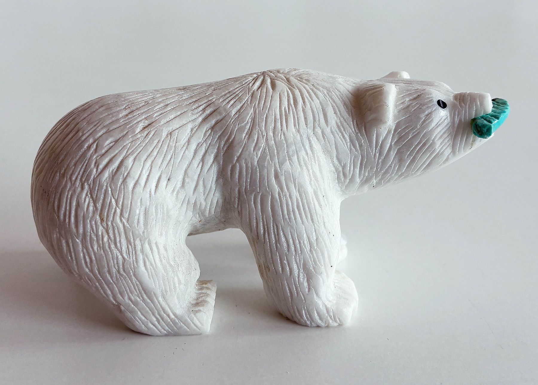Statuette: Alabaster Eisbär mit Fisch – Usato da Bäretswil venduto da robsonantik