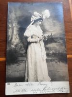 Carte postale ancienne photo femme en robe longue et chapeau