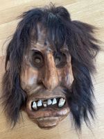 Alte, handgeschnitzte, furchteinflössende Holzmaske