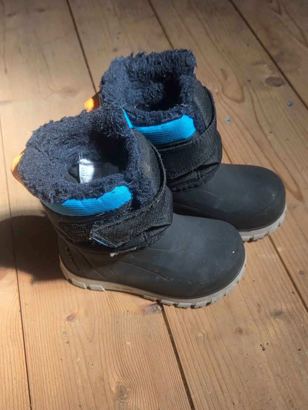 Decathlon Scarpe per ragazzi: Quechua Winterstiefel Grösse 27 – Usato da Bertschikon venduto da ann_2ysd