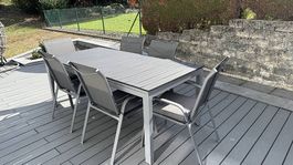 Table de jardin avec chaises