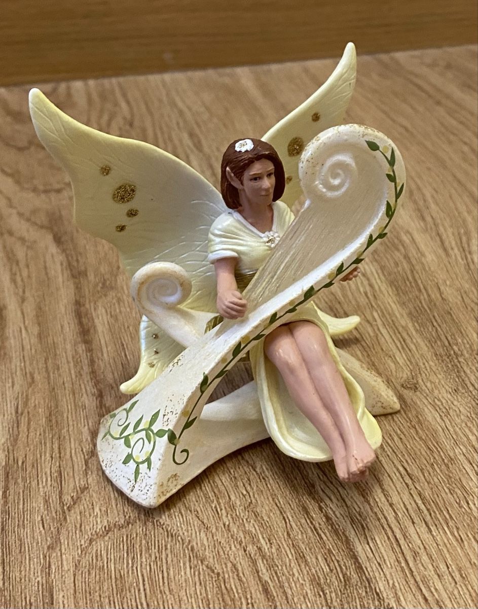 Schleich Spielzeuge: Schleich Bayala Elfe Feenfigur mit Harfe – Gebraucht aus Flawil von Vera44