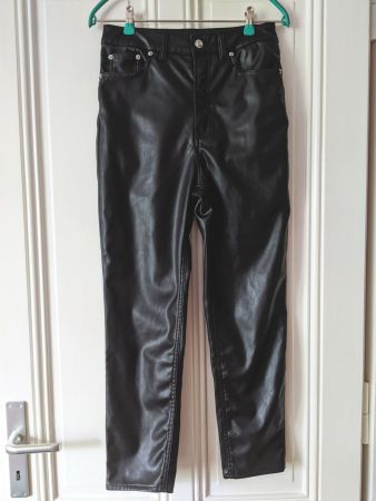 DIVIDED : Pantalon noir en simili-cuir 36-38