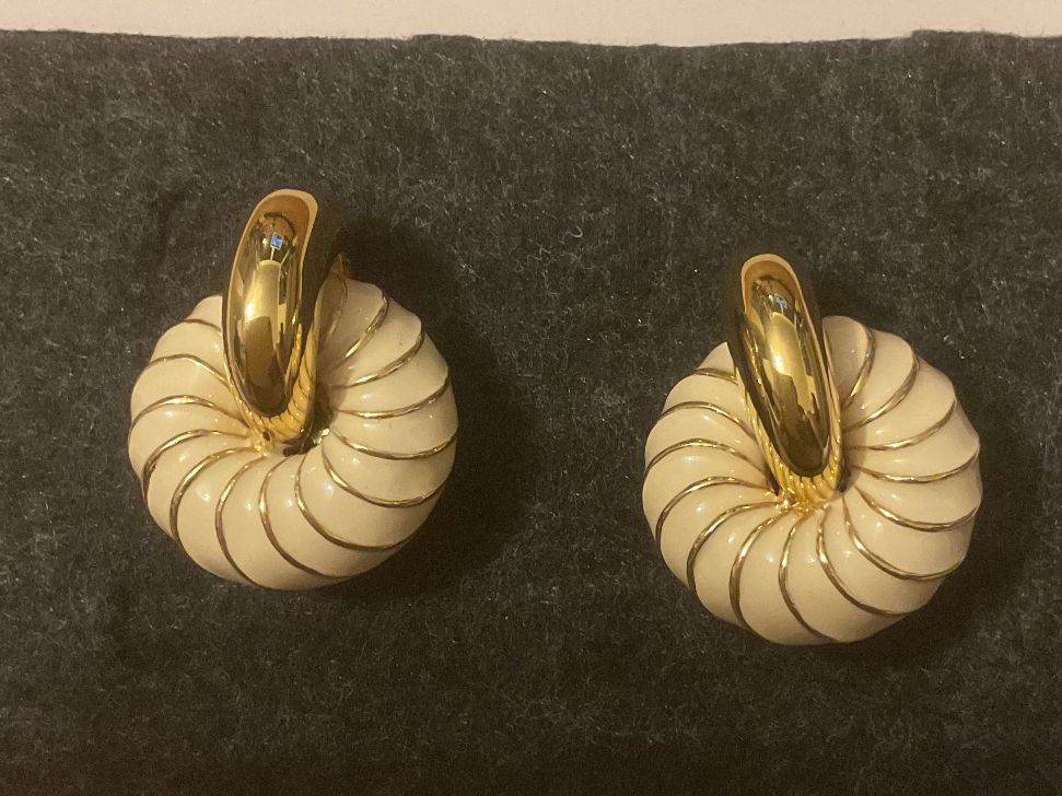 Orecchini pendenti & Orecchini a lobo: Vintage Ohrclips, creme/goldfarben – Usato da Uznach venduto da Ya_x7x6