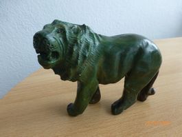 Prächtiger Löwe aus Naturstein geschnitzt. Unikat.