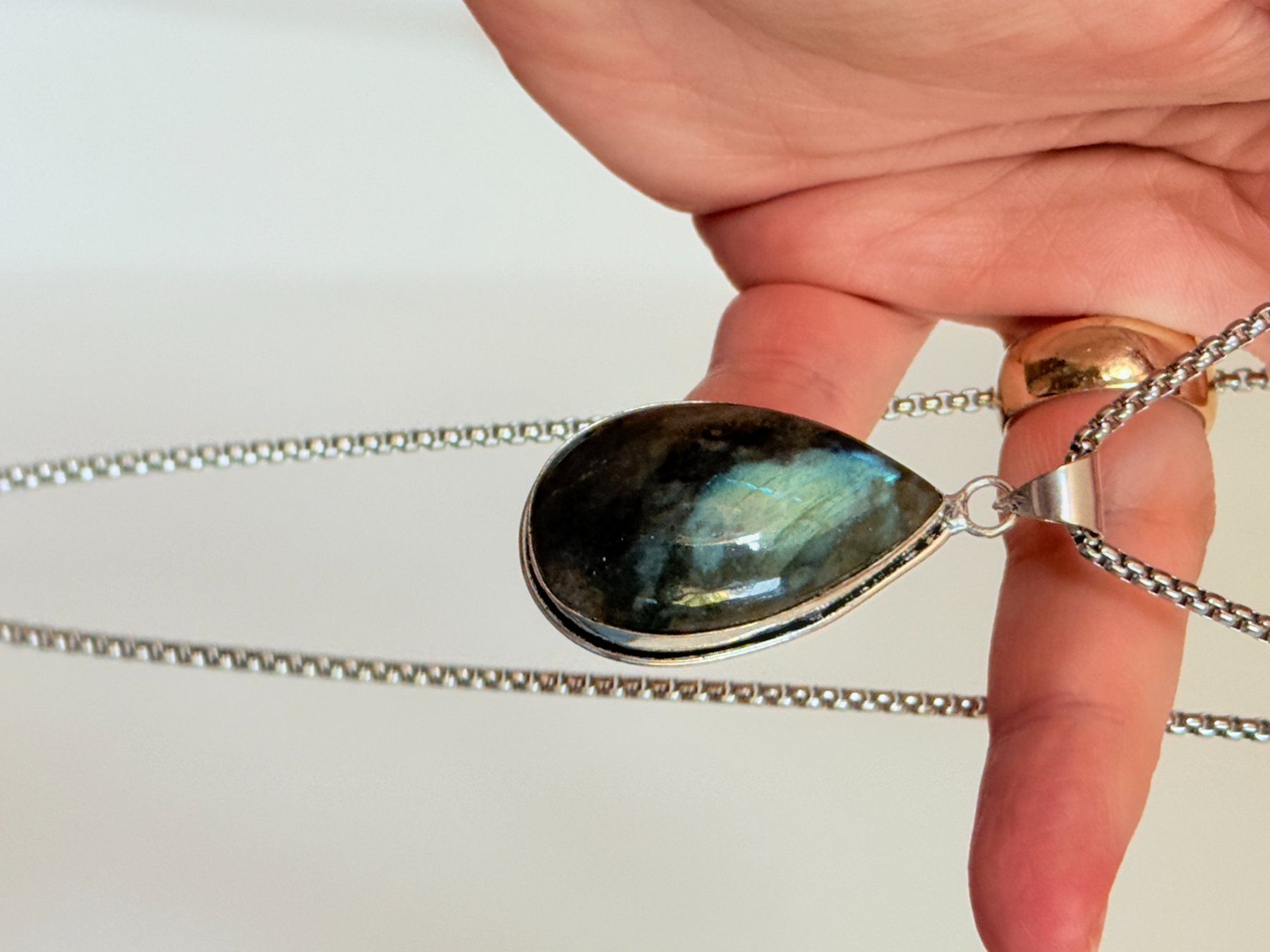 Catenine: Superbe pendentif Labradorite & chaîne – Nuovo e nell'imballaggio originale da Genève venduto da AWWA 2