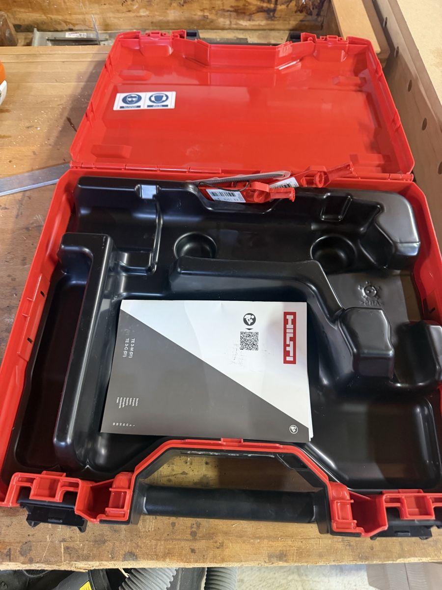 Reisekoffer: Hilti Koffer – Gebraucht aus Büsserach von Maestrogallego 1