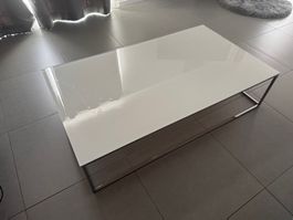 Table basse moderne, verre blanc et pieds chromés