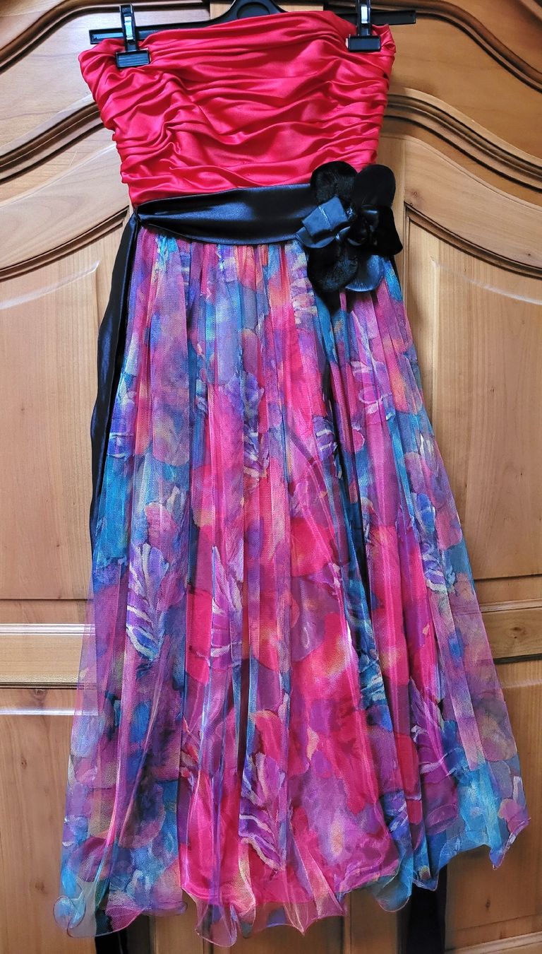 Kleider: Elegantes Abendkleid, rot gemustert, Gr. 36 – Neu (gemäss Beschreibung) aus Hofstetten BE von lis_tlt6 3