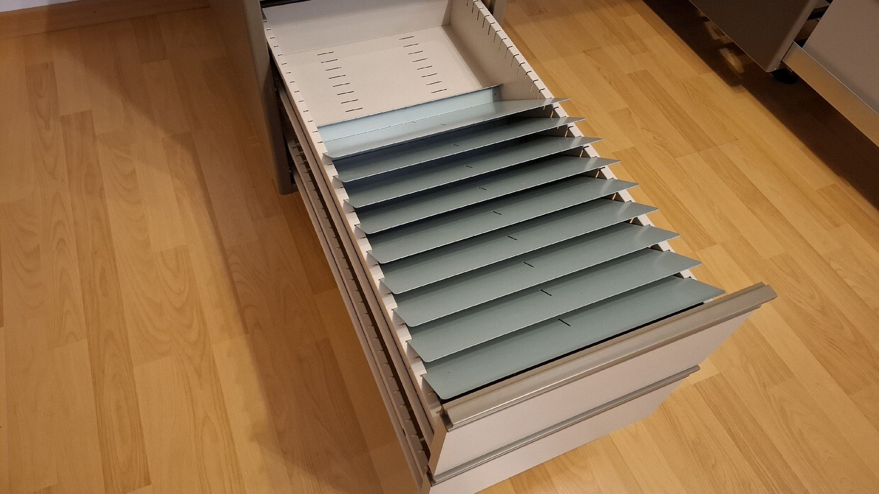 Schreibtische: Robuster Schreibtisch mit zwei Korpusse – Gebraucht aus Buchs AG von x-stomp 1