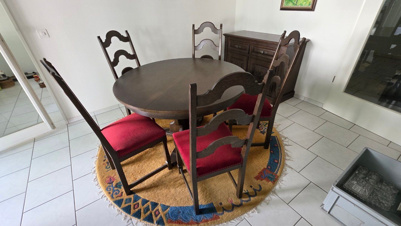 Set di tavolo e panche: Tisch und fünf Polsterstühle – Usato da Itingen venduto da BrockSchopf 1