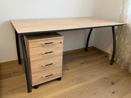 Grosser und moderner Schreibtisch mit Rollkorpus – Wie neu!