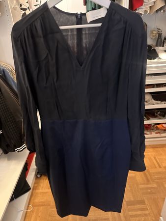 Elegantes BOSS Kleid, Grösse 40, perfekt für den Herbst!