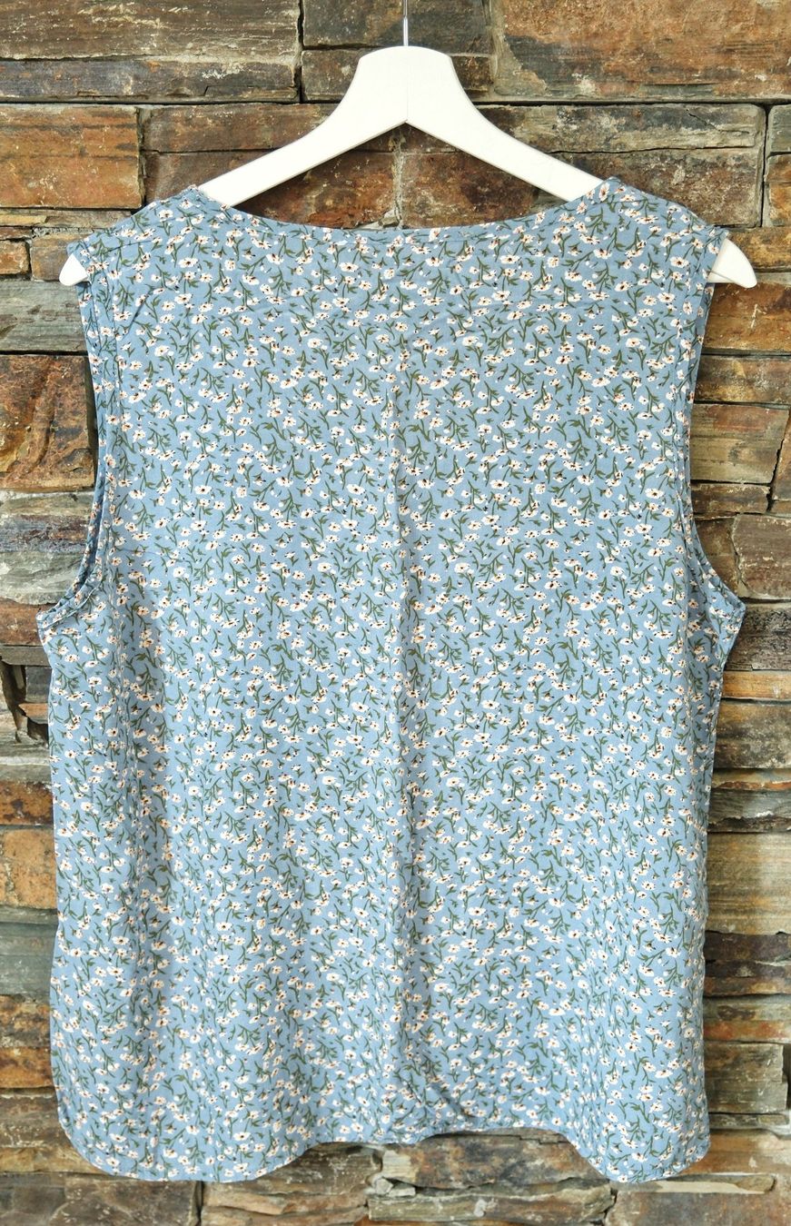 Top: Top Gr. L Chicorée hellblau Blumenmuster – Usato da Wohlen AG venduto da Exitburn 1