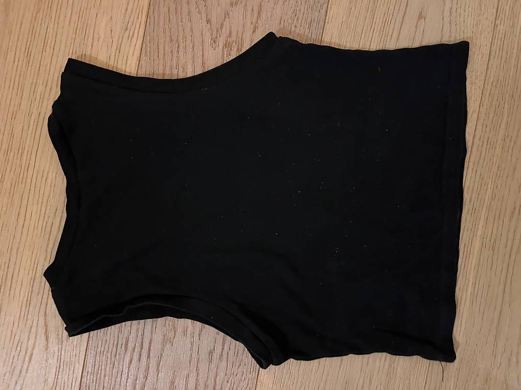 Top: Crop top avec une arme en strasse – Usato da Champagne venduto da Marie2108 1