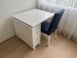 Arbeitstisch mit Stuhl