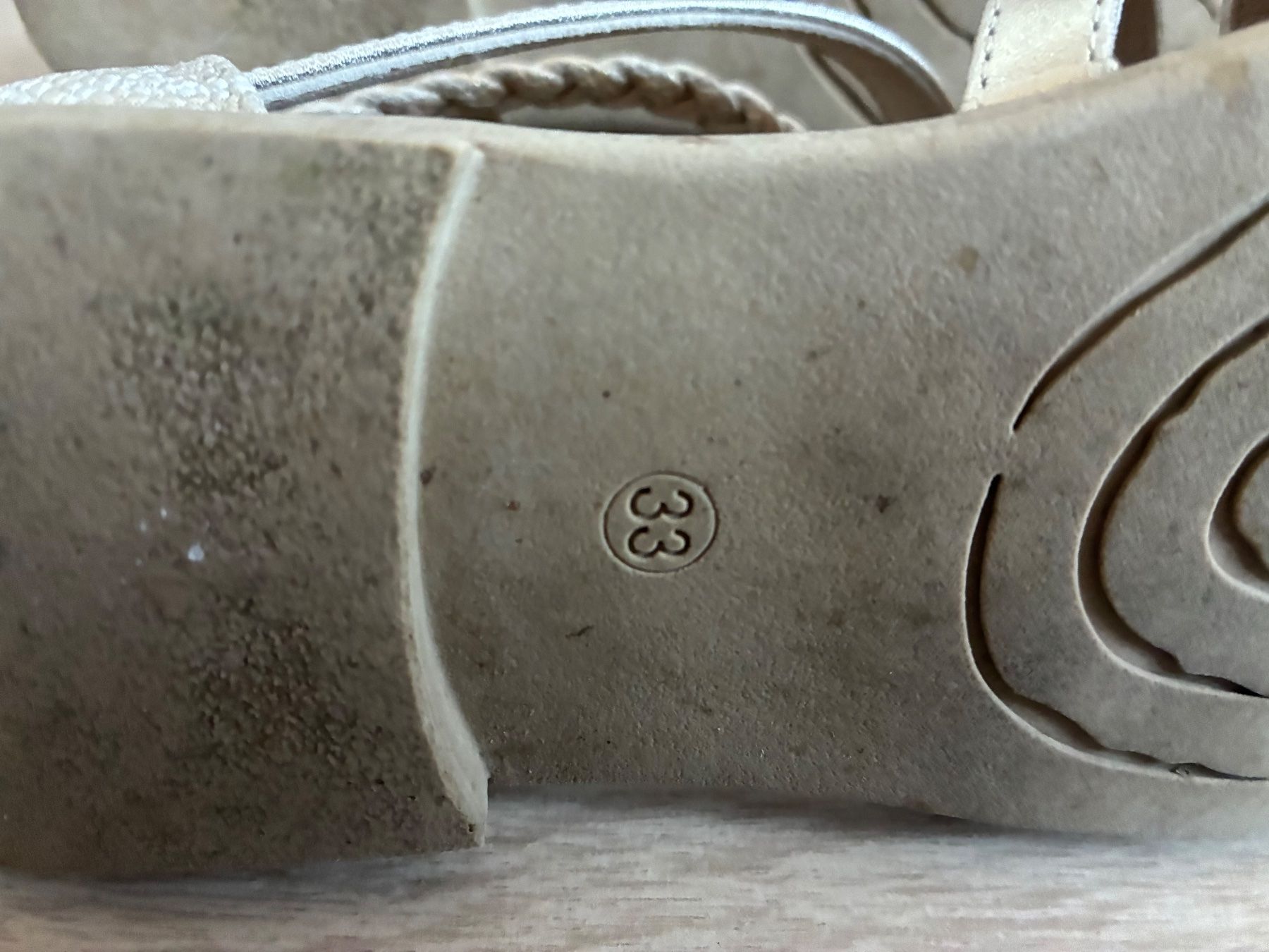 Chaussures filles: Sandalen Grösse 33 gold/beige – D'occasion à Winikon par winikon 3