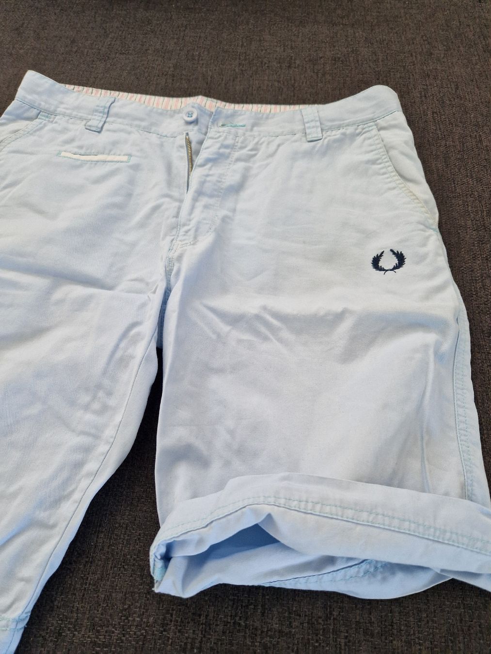 Fred Perry Pantaloni: Fred Perry Shorts hellblau Gr S/M Sommerlich – Usato da Vogelsang AG venduto da villa9 1