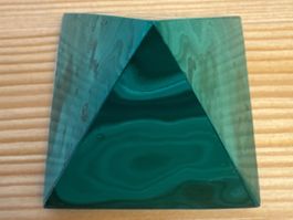 Malachit in Pyramidenform (Seitenlänge ca. 5 cm, Höhe 5 cm)