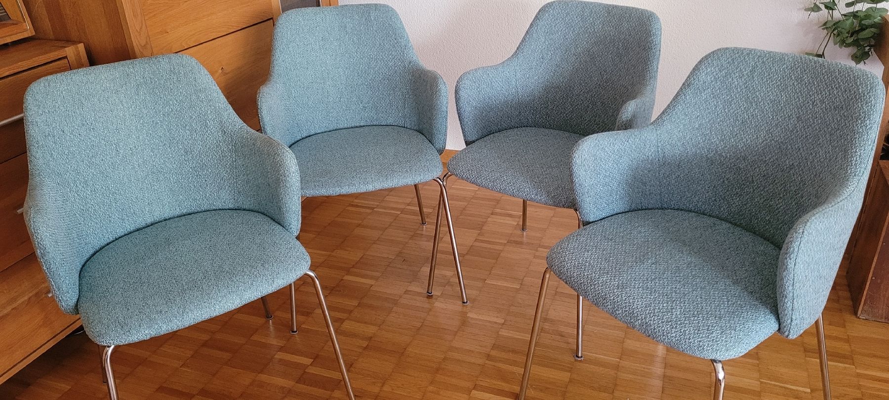 Livique Stühle: 4 Esszimmerstühle Stühle – Gebraucht aus Emmenbrücke von gatasalvache 4