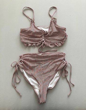 Bikini rayé tendance - parfait pour l'été! Taille S