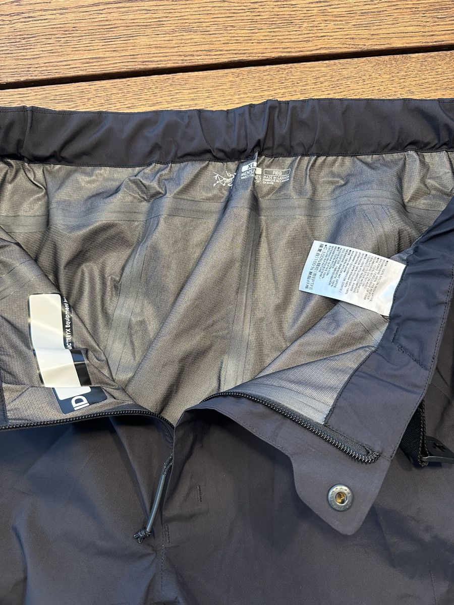 Arcteryx Pantaloni: ARC'TERYX ALPHA PANT LT MEN'S - BLACK – Nuovo e nell'imballaggio originale da Zeiningen venduto da scroll 3