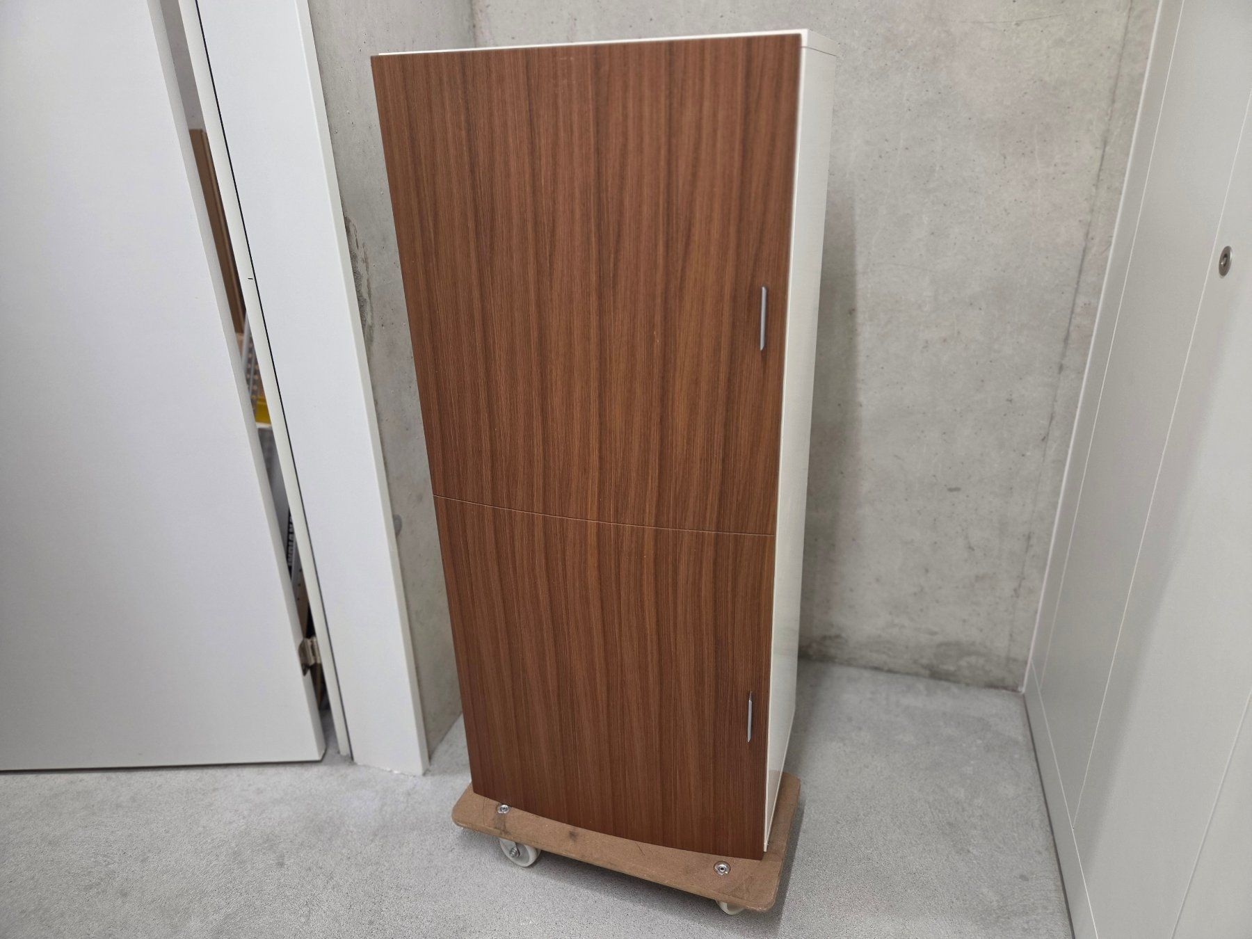 Meubles TV: Wall cabinet white with walnut effect door – D'occasion à Gockhausen par Alv_cer