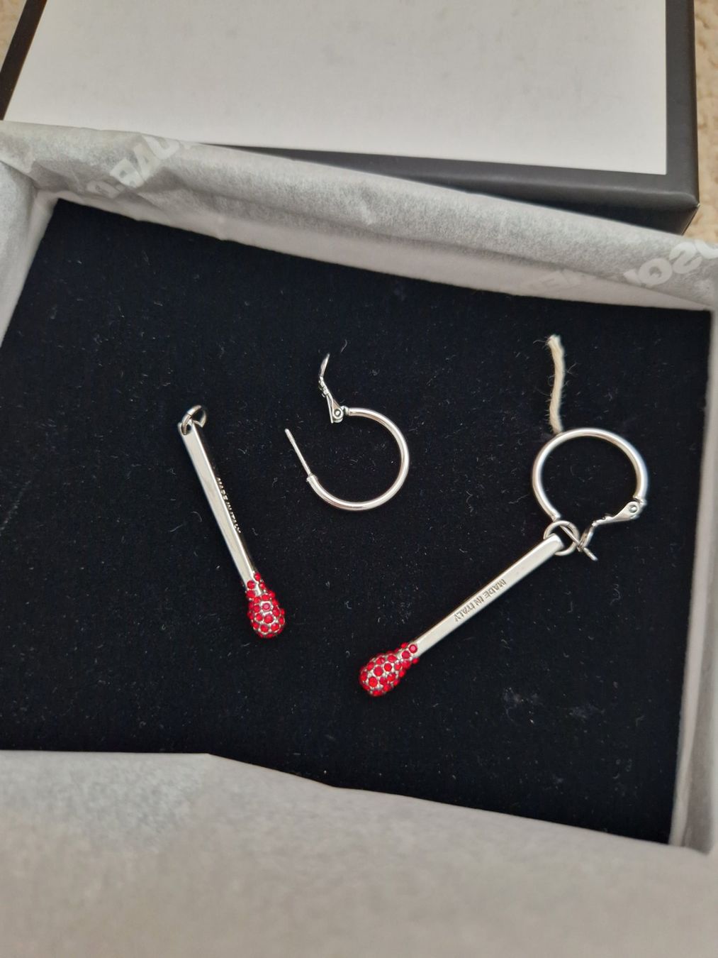 Orecchini pendenti & Orecchini a lobo: Dsquared Ohrringe Streichholz Strass Rot – Usato da Erlinsbach SO venduto da ULIKH 1
