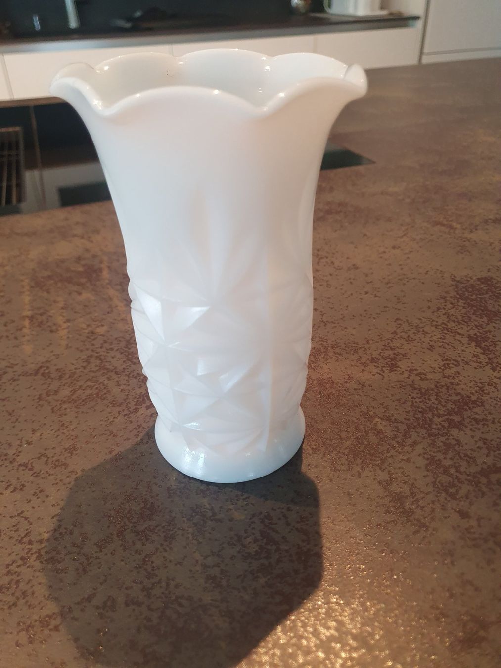 Vasen & Gefässe: Wunderschöne Vintage Milchglas Vase mit Sternmuster, Top! – Gebraucht aus Reinach von 3Guggerli