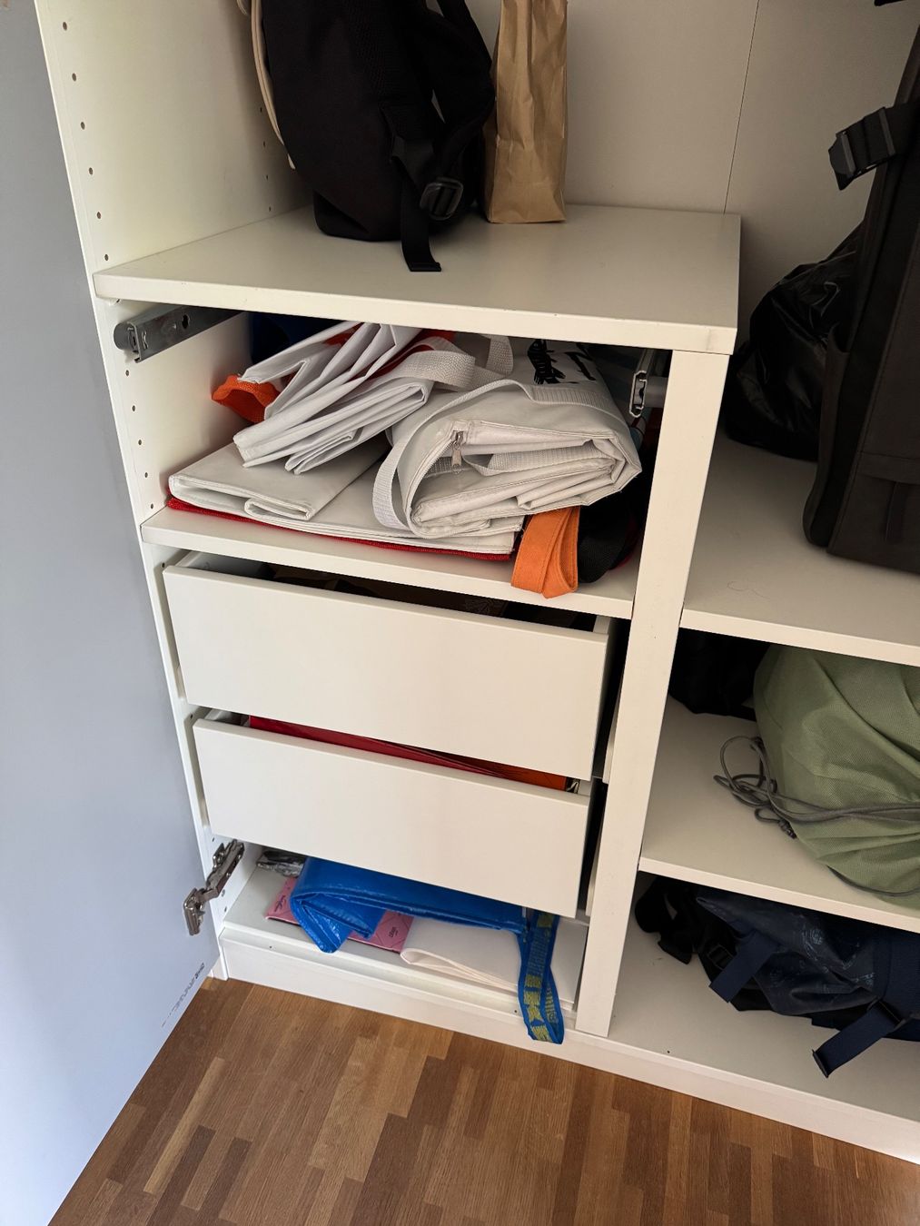 Ikea Armoires: IKEA PAX Schrank mit Spiegeltüren – D'occasion à Zürich par Saskia125 2