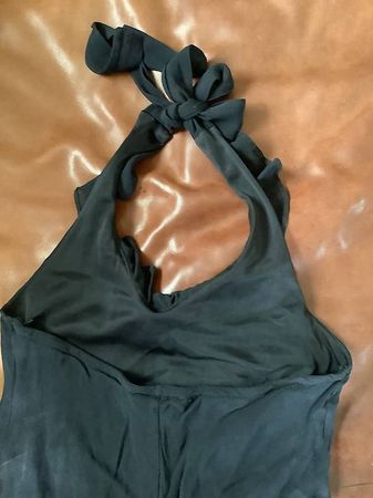 Robe noire près du corps, S