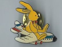 Hase im Flugzeug! Pin