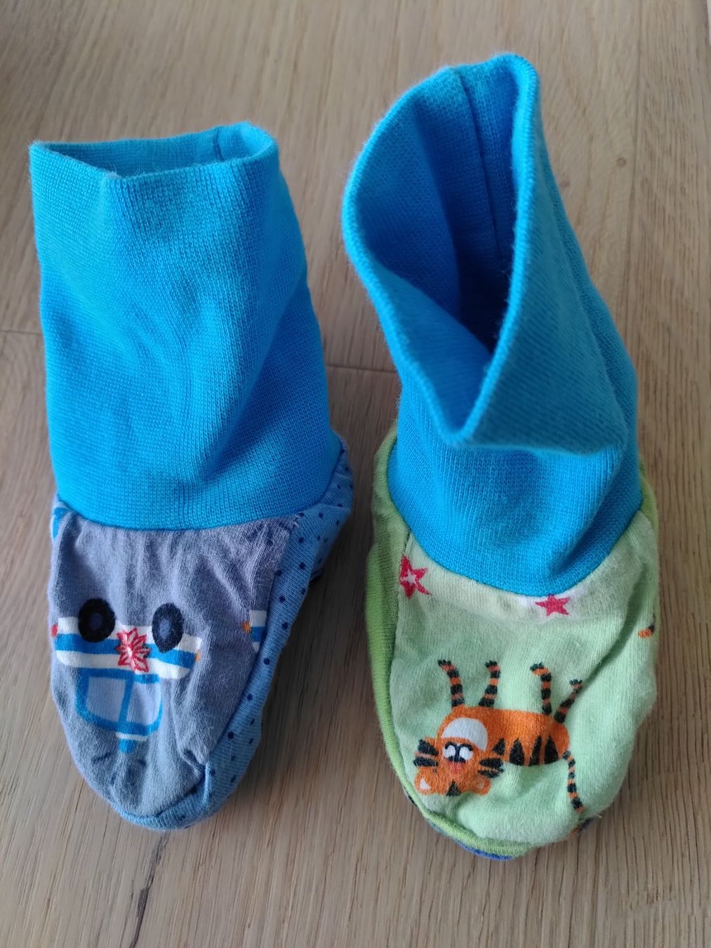 Scarpe da uomo: Babyschuhe/Babysocken aus Baumwolle – Usato da Penthaz venduto da ann_l7zt