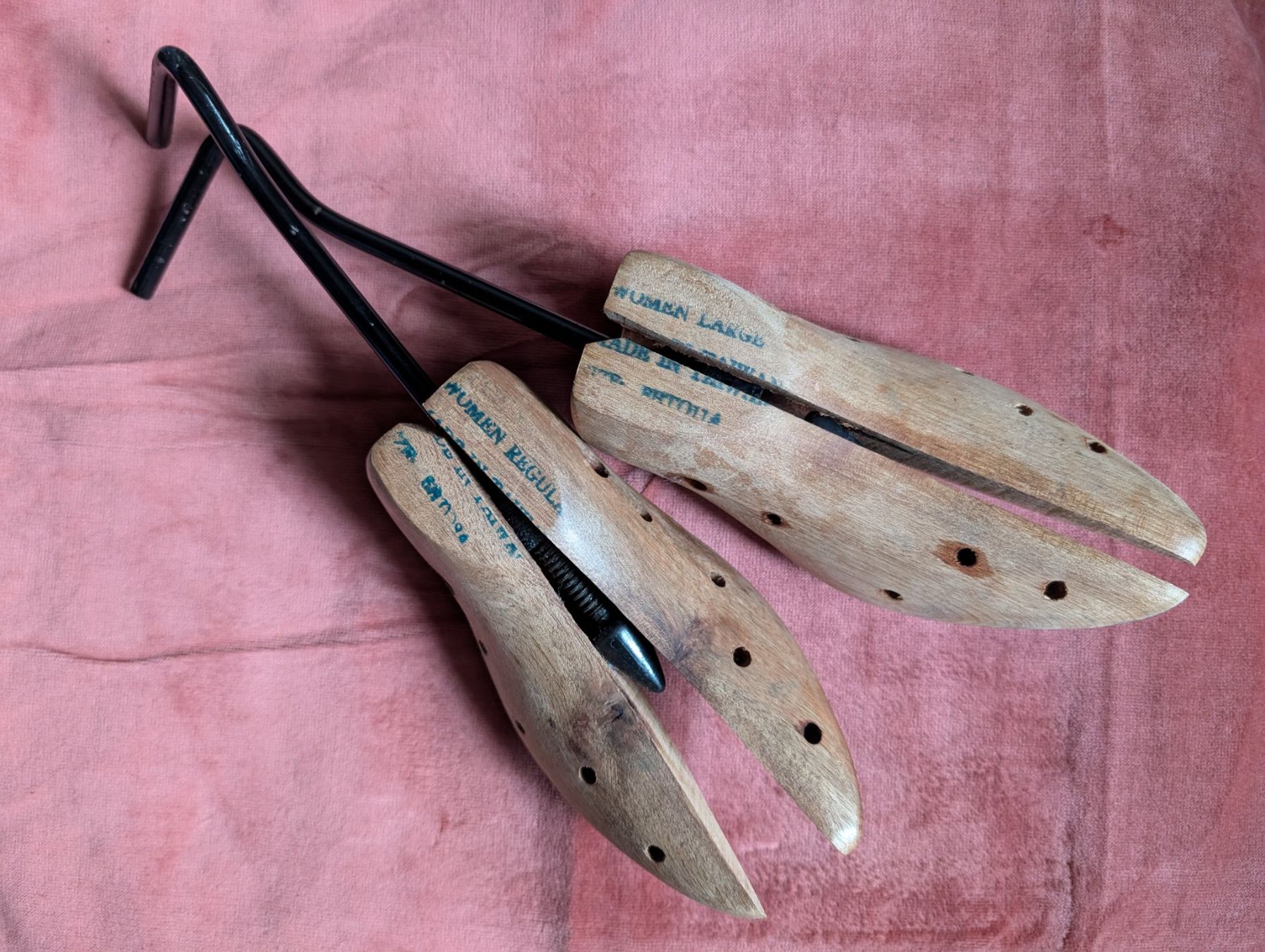 Tutti gli attrezzi: Schuhspanner Spreizer Holz regular Damen alt Made in Taywan – Usato da Gelterkinden venduto da Luusmaiteli 1