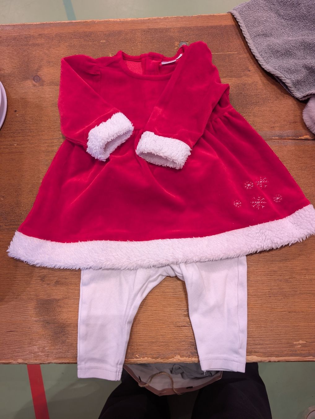 Lotti & Set di vestiti: Mädchen Weihnachten Grösse 62/68 – Usato da Wangen b. Olten venduto da Melitayro