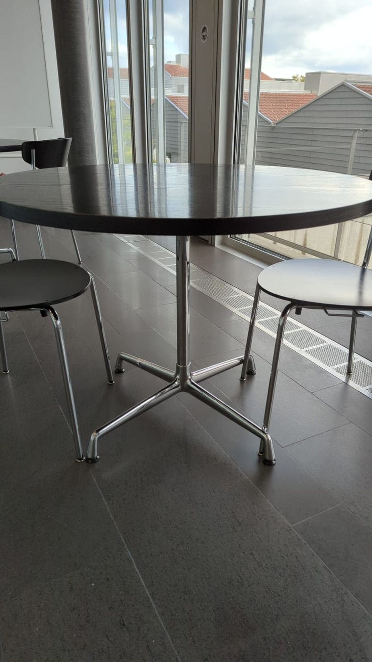 Vitra Tische: Vitra Eames Contract Table rund, grosse Platte – Gebraucht aus Affoltern am Albis von Zapro 4