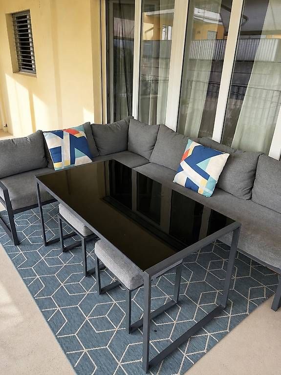 Set de table et chaises: Gartenlounge mit Tisch + 2 Hocker – D'occasion à Illnau par Rokewa