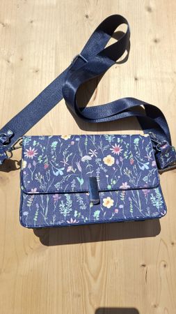Sac à bandoulière fleuri, parfait pour l'été