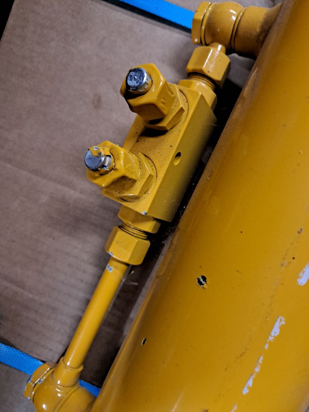 Altri prodotti elettronici: Hydraulikzylinder neuwertig mit Ventilblock – Usato da Grossdietwil venduto da hufi10 8
