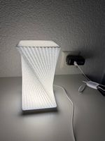 Lampe de table moderne design torsadé blanc, occasion uni...