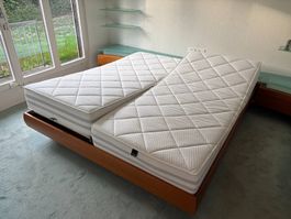 Edles Holz-Doppelbett mit Bico-Steuerung