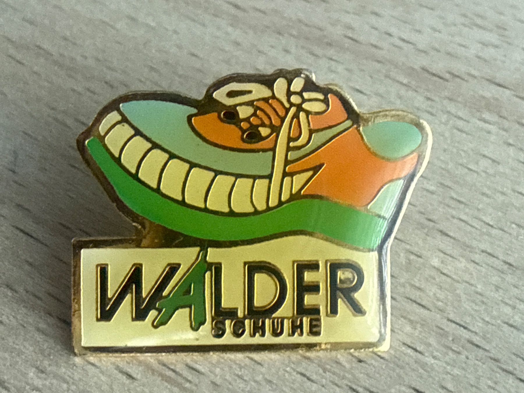 Placchette & Badge: Pin Walder Schuhe – Usato da Glattbrugg venduto da Schweigmatt
